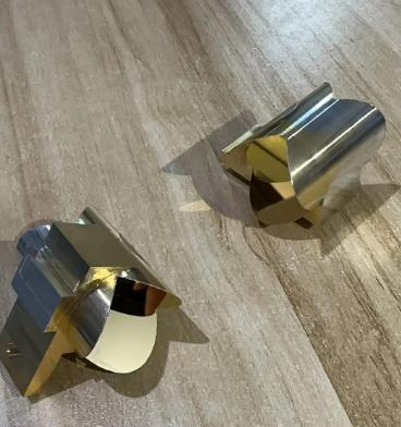 Symmetrical integrated metal corner reflector